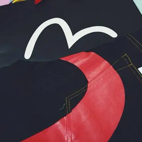 曰之:"紧跟毅哥潮流" #onlyiphone #evisu