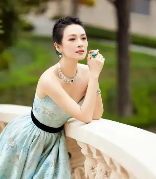 章子怡的哥哥秃头穿风衣尽显大佬风采老婆比妹妹还小5岁