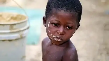 穷到只能吃土的海地人,顿顿都吃土饼,一辈子被见过正经粮食