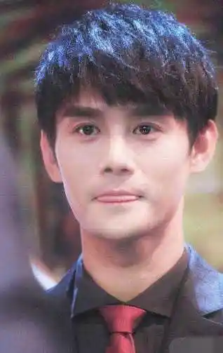 王凯大学毕业照曝光,网友:下巴绝对纯天然