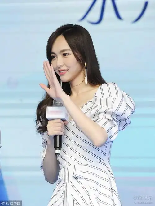 唐嫣穿条纹裙秀长腿 亲手为迷妹绑发带实力宠粉