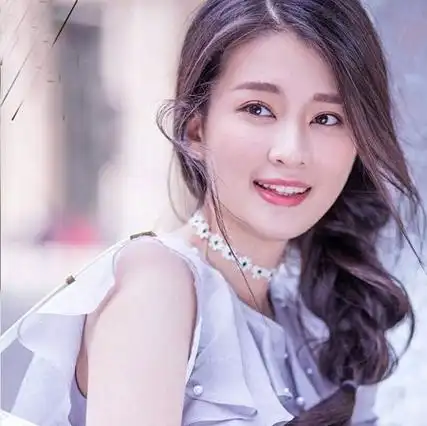 乖乖女乔欣登封面愈发美腻乔欣少女感长发发型