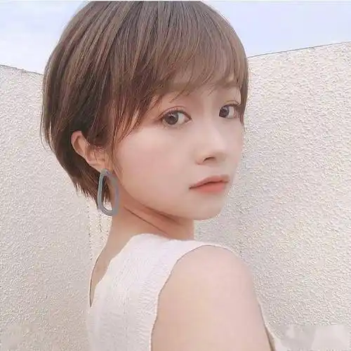 遮盖额头的层次短发不仅能够起到减龄效果,更可以为整体造型增添一份