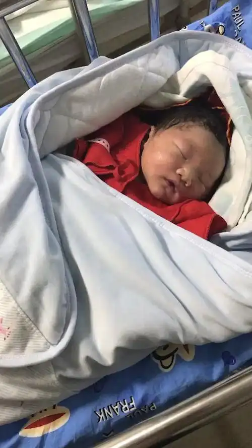 出生第一天的宝宝