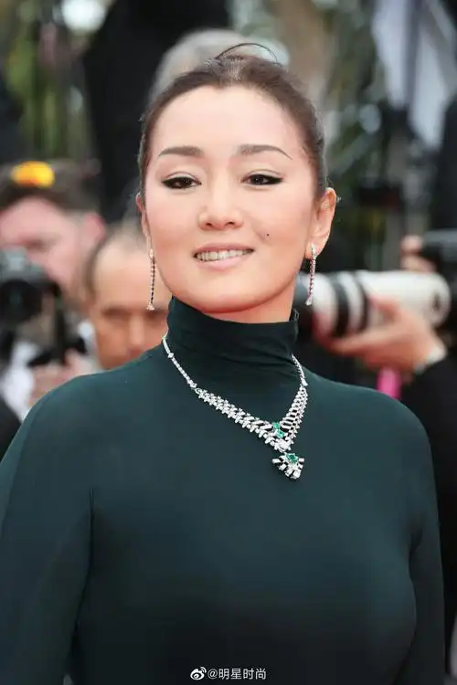 巩俐的红毯气场简直绝了,脸上充满了自信与魅力