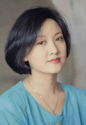 张国立为邓婕抛弃原配.净身出户,邓婕为他一生不育.