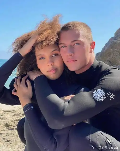 23岁男模luckybluesmith第三个孩子出生了