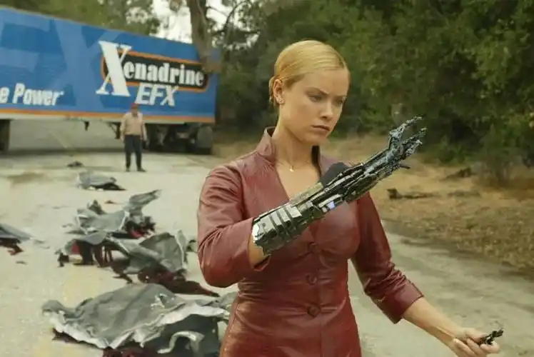 看片名就很中二,但故事不外乎又是追杀和反追杀,女终结者(液态 机械