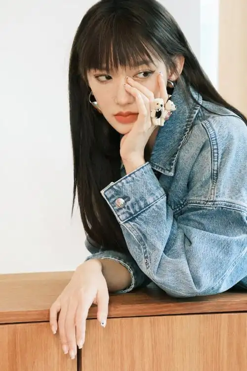 程潇化了雀斑妆##程潇高跟鞋上挂包