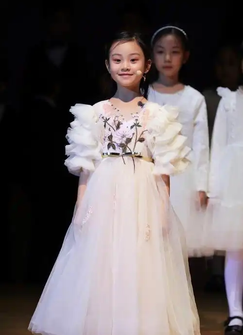 7岁甜馨近照曝光"浓妆艳抹"和妈一样!被李小璐带歪,也成网红