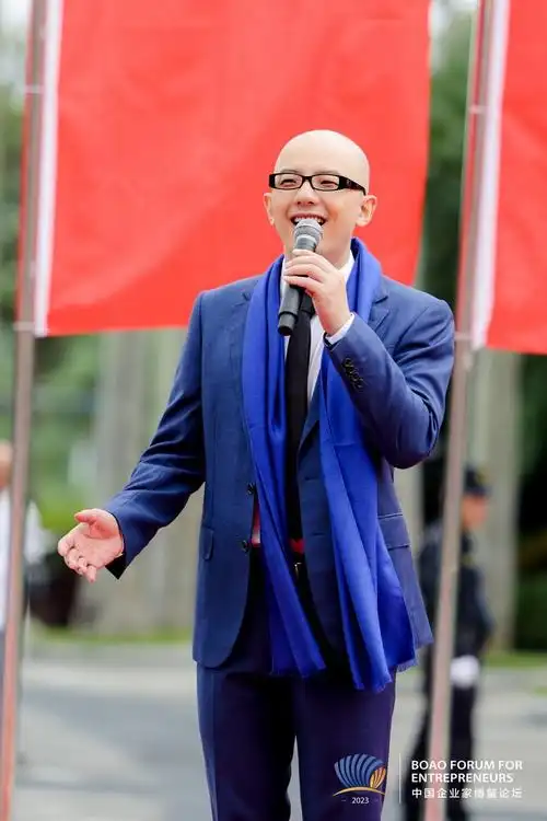 歌手平安献唱今夜无人入睡