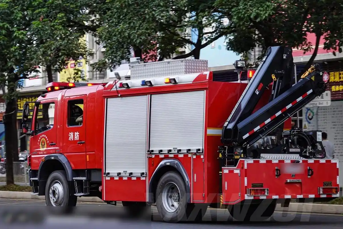 在中卓老家没有见过的一款中卓时代抢险消防车,采用了深圳很多的atego