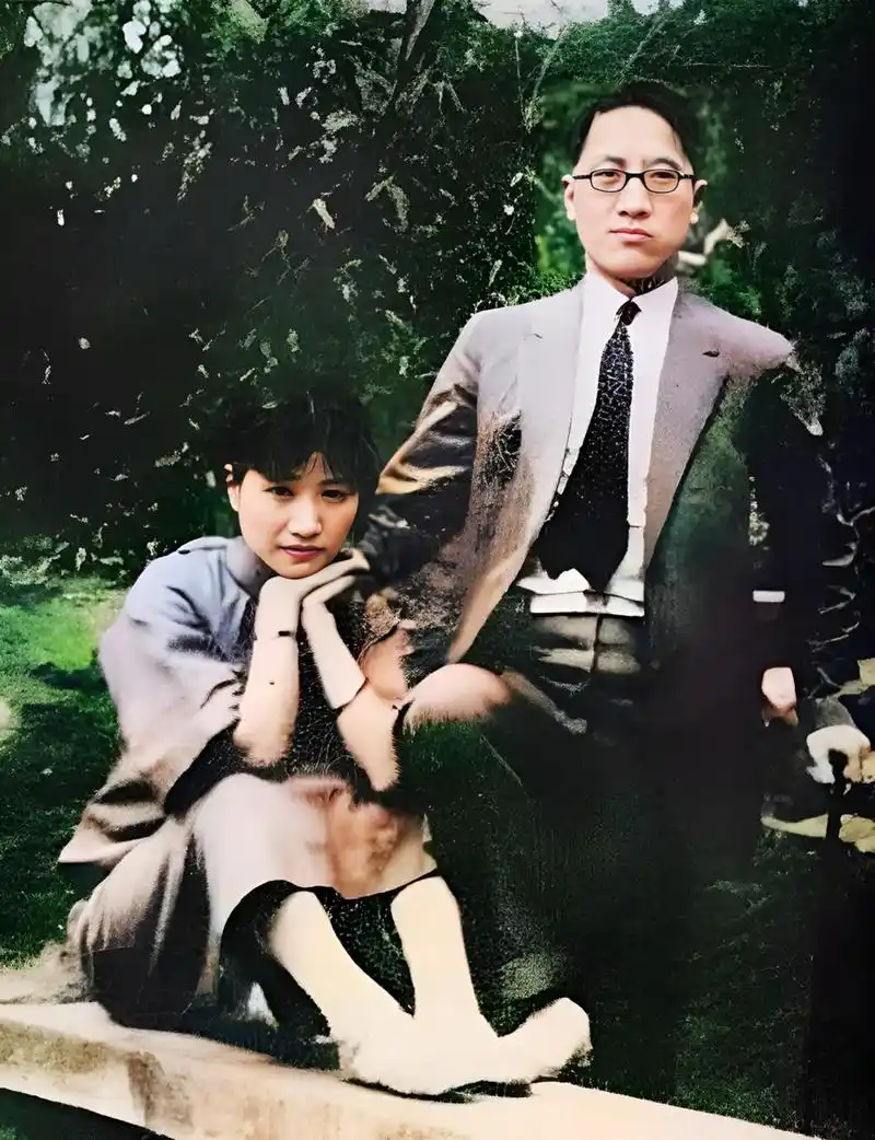 这张老照片是出国旅游拍的,照片是陆小曼和老公徐志摩!