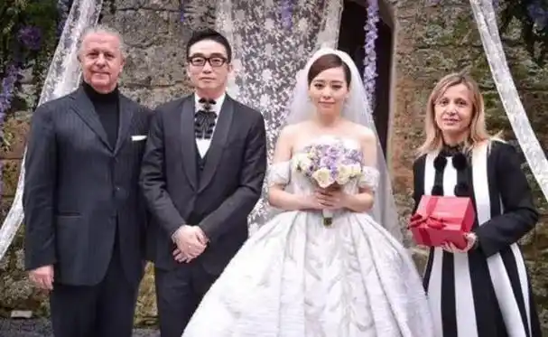 张靓颖痴爱冯轲15年被骗走亿万身家离婚4年后二人天差地别