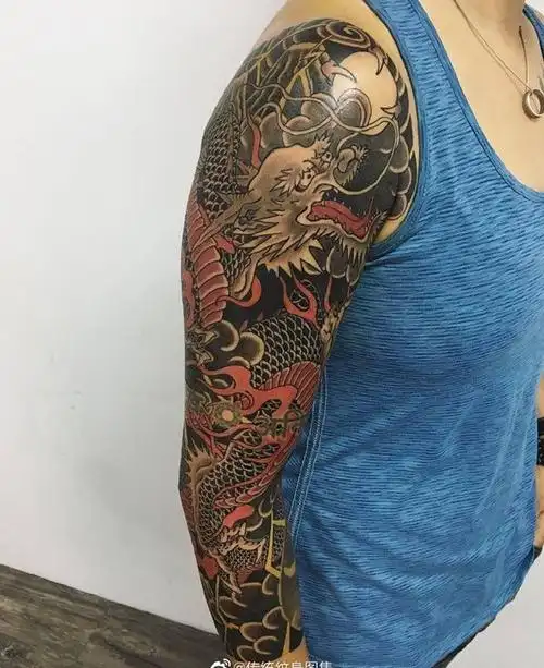 花臂传统龙图案