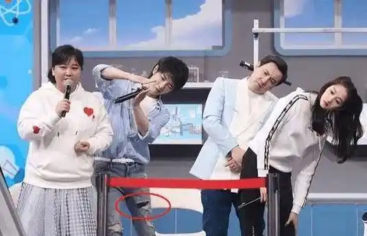 原创原创王牌对王牌没人发现华晨宇裤子是破的吗东西都掉出来了