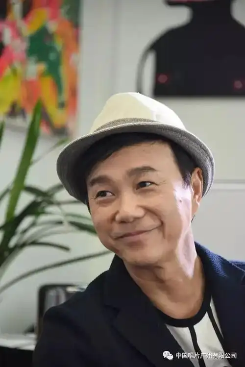 香港民谣歌王区瑞强携最新专辑《郑国江45周年》纪念套装亲临羊城做