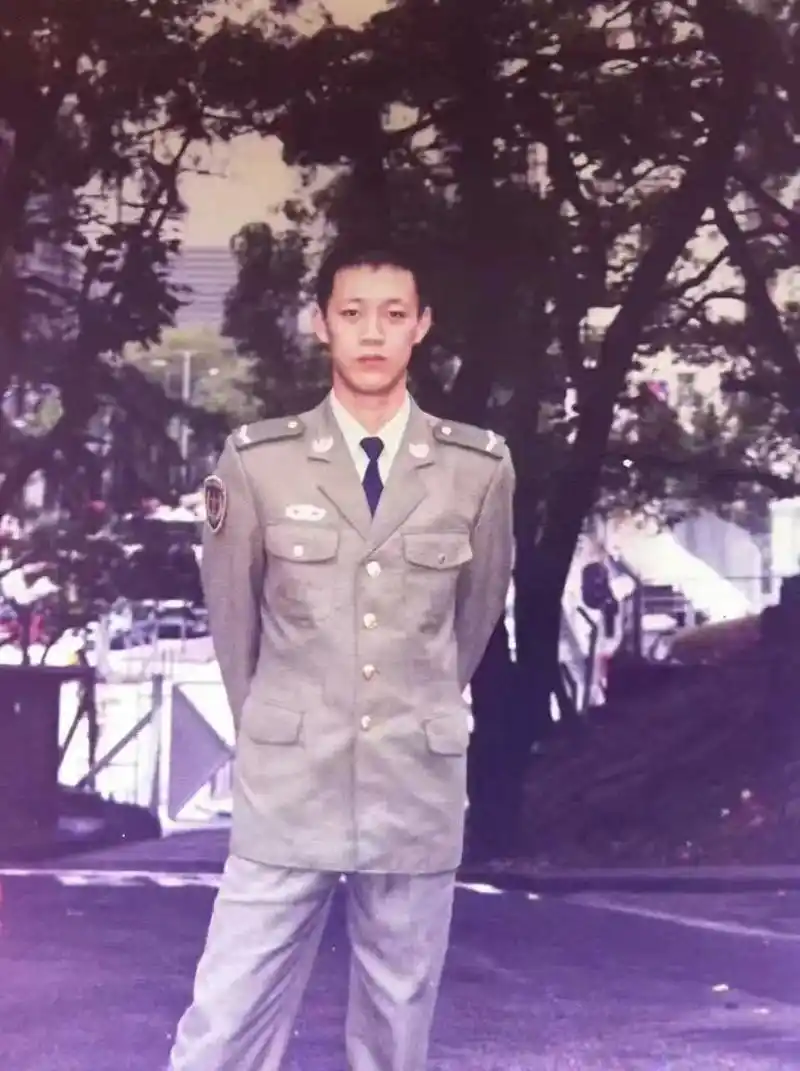 99年轮换进港,九龙尖沙咀枪会山军营留影