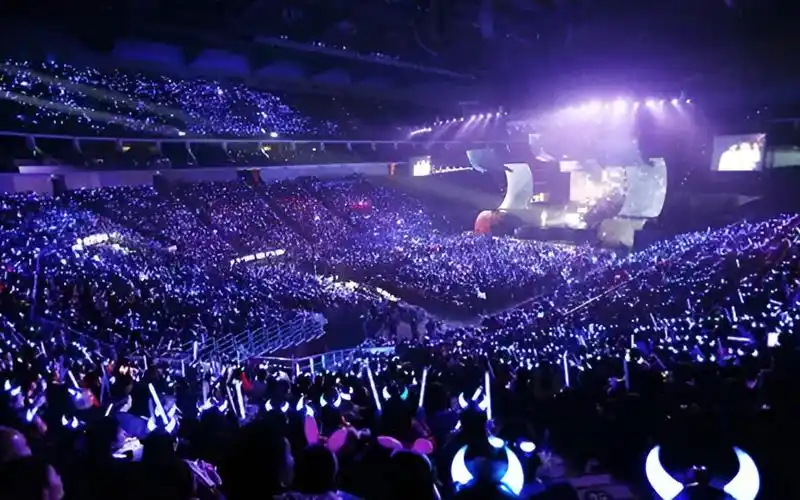 平时混的个过气歌手,开演唱会却是人山人海,网友:一票难求啊!