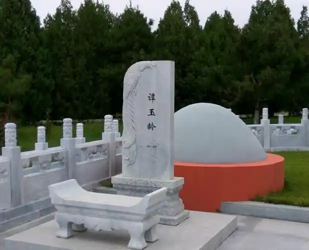 实拍末代皇帝溥仪墓地:规模虽小气势却足,一后一妃长伴左右两侧