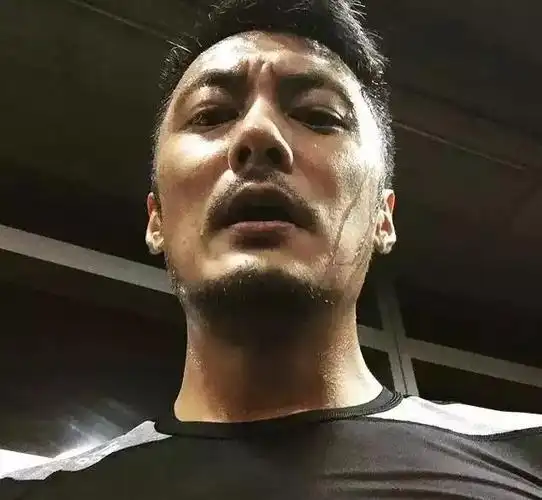 余文乐闭关10个月晒身材六叔最6肌肉大片刷爆了朋友圈