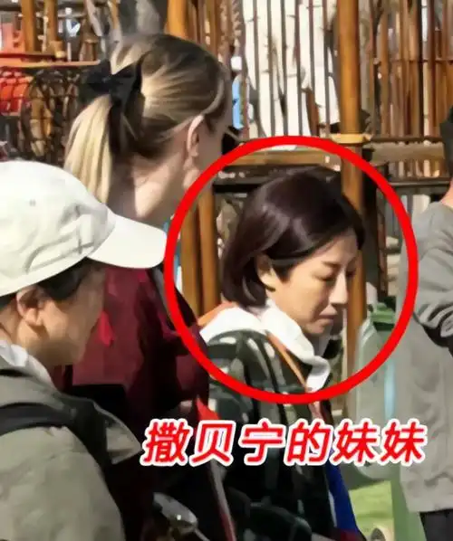 撒贝宁携外籍妻子回武汉过年,夫妻俩有说有笑,他妹妹也随行