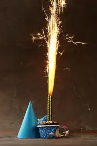 烟花蜡烛节日套为生日聚会-蜡烛, 烟花, 甜点的照片