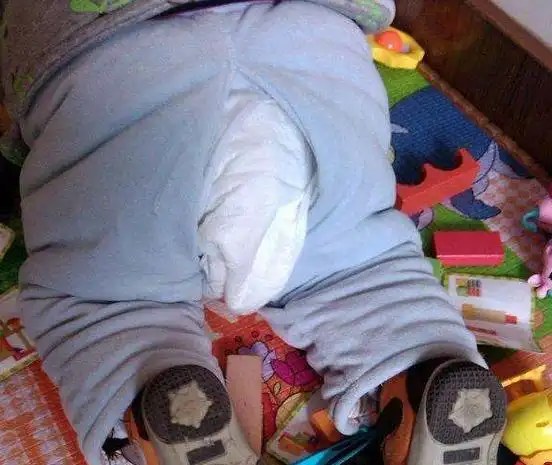 奶奶带孩子纸尿裤里掏出冰块宝妈知道后心疼又无奈