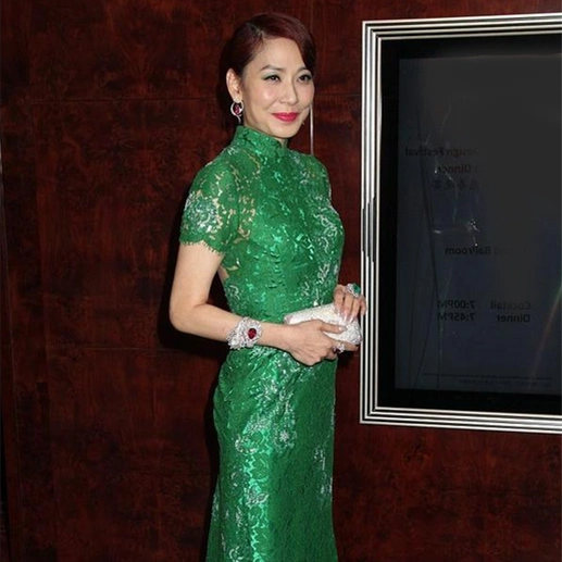 被邝美云惊艳到了!60岁的年纪穿旗袍前凸后翘,身材同龄人中少见