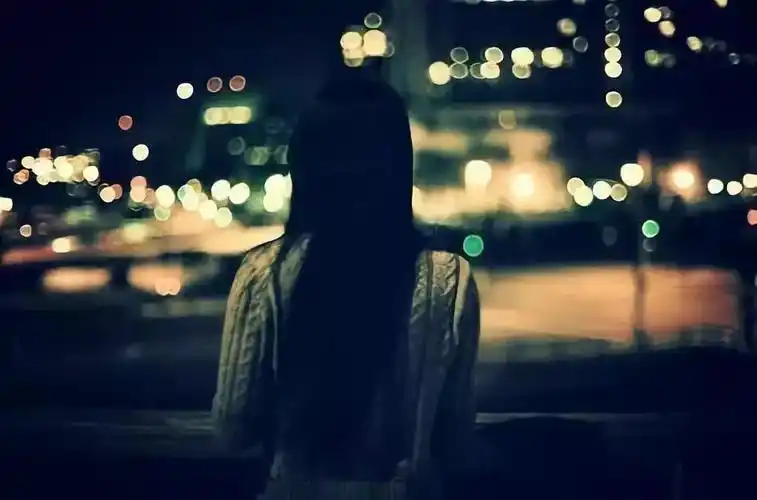 夜深人静心痛伤感的句子看着看着情不自禁的哭了