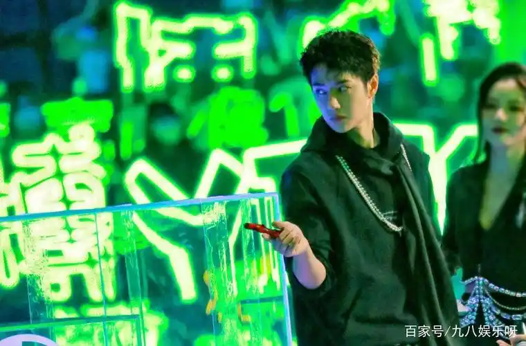 王一博拿信号枪好帅,见"绿海"秒变脸,粉丝高呼:陈宇快来