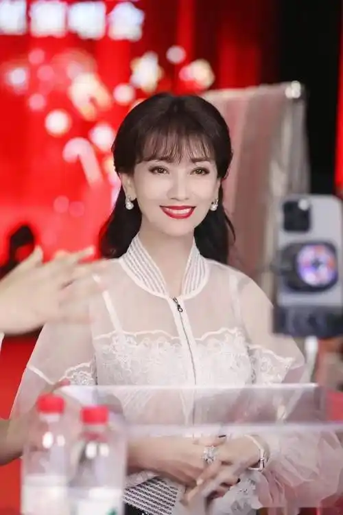 64岁赵雅芝的清新写真,展现出无法抵挡的迷人魅力!