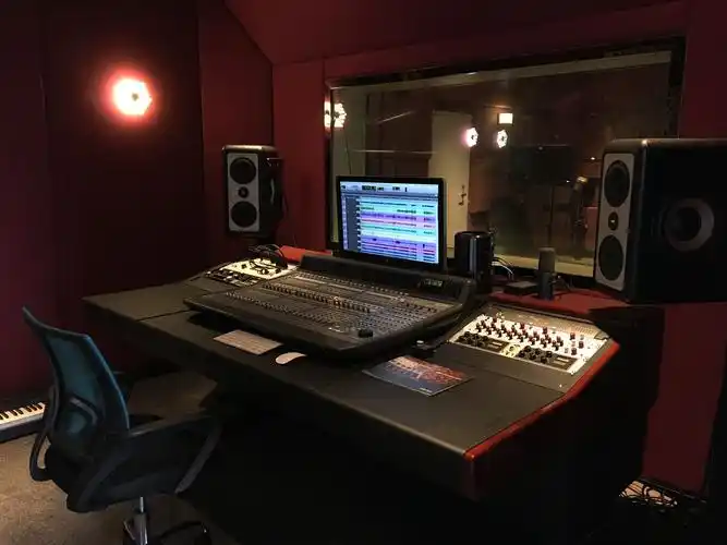 录音棚检索 上海 > 星唱录音棚公司负责人沈晓东在英国留学工作7年