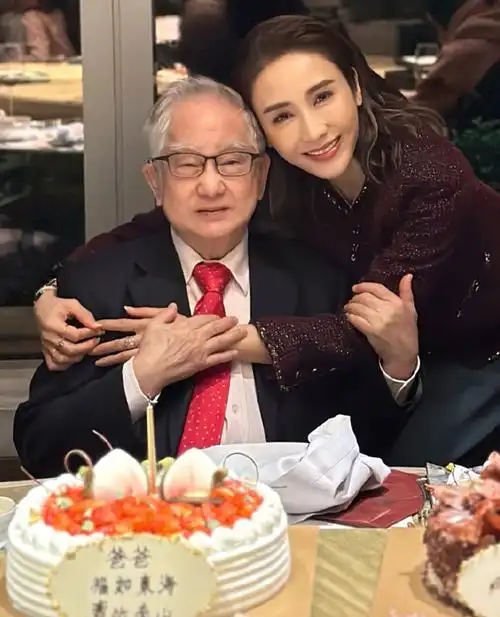 51岁黎姿为爸爸庆生,残疾弟弟状态不佳,富豪老公马廷强未出镜