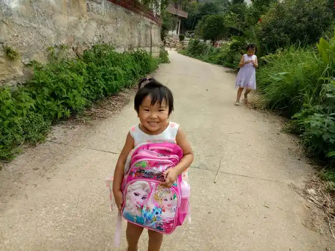 妹妹想当"女汉子"帮姐姐背书包