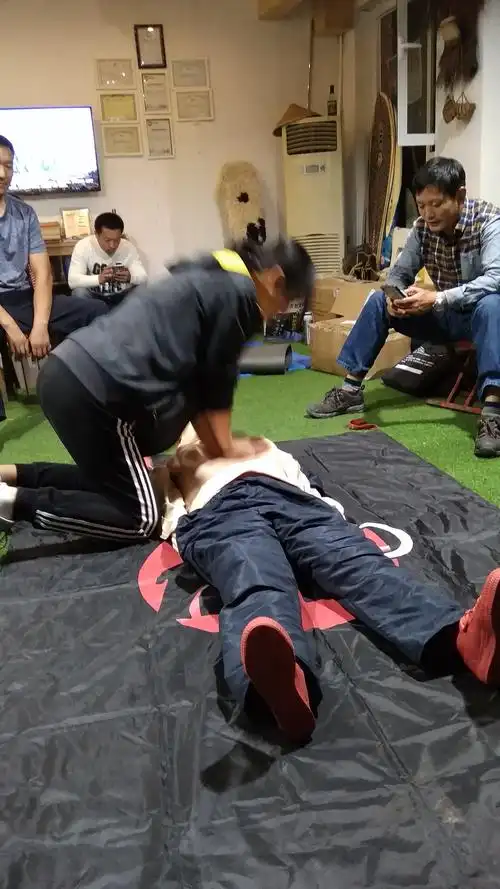 如何做心肺复苏cpr抢救