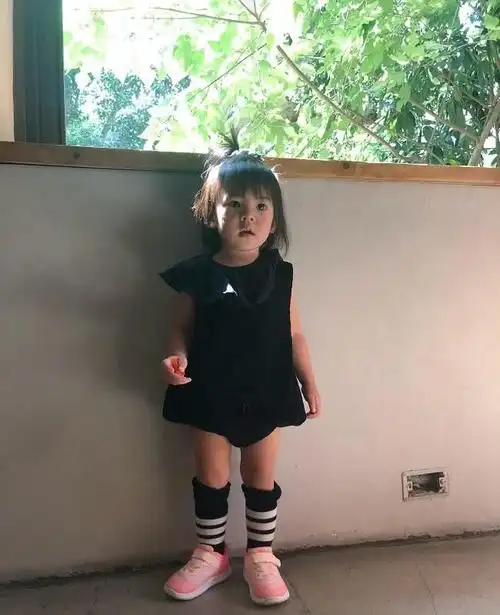 贾静雯晒聚会照,咘咘身穿纱裙像小公主,波妞表情呆萌可爱