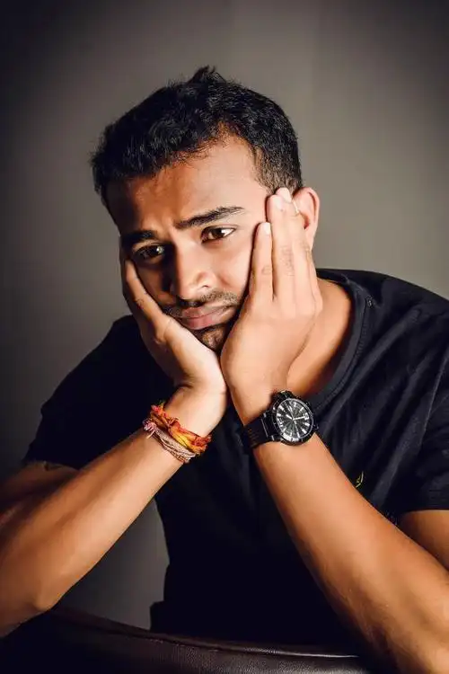 人伤心托腮的印度男人背景图片