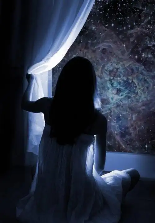 写美篇夜晚没有月亮的光辉 窗边一人无可依偎 只有眼中的泪 无尽的黑