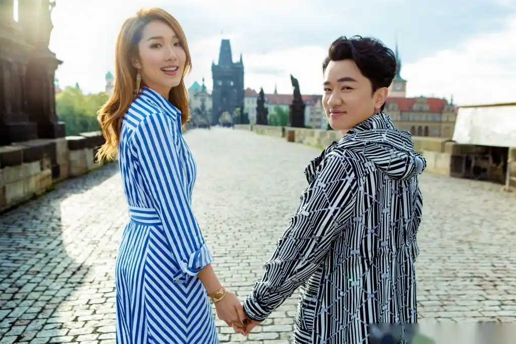 王祖蓝升级当爸 2014年11月19日,王祖藍向李亞男ll 求婚,二人2015年