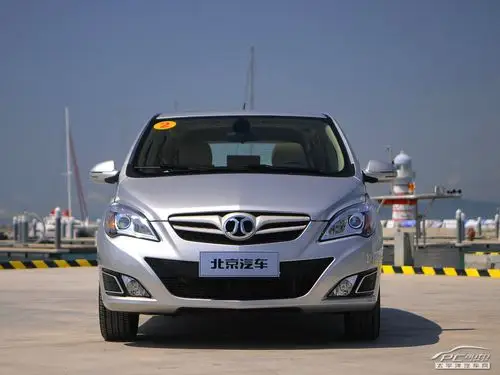 外观方面,北汽e系列定位于a0级小车,外观设计上可以发现很多奔驰都