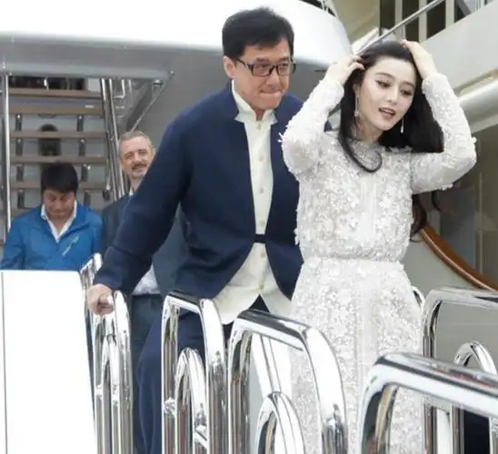 范冰冰成龙戛纳国际电影节海滩欢乐嬉戏照