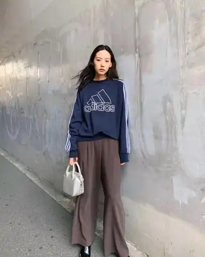 李小萌总是那么迷人,橘色皮衣搭宽松阔腿裤,甜美与帅气并存