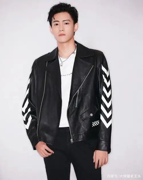 1994年出生,中国辽宁男艺人晏紫东