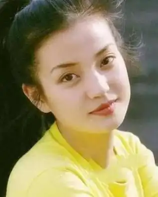 早期的赵薇脸上还带着点婴儿肥,却也是她的颜值巅峰.