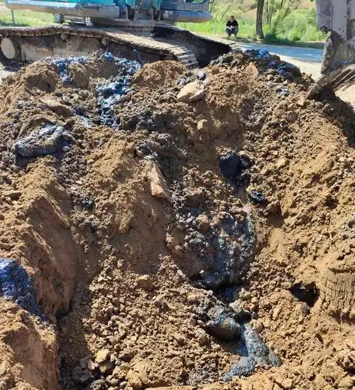 陕西一村民扎篱笆时竟挖出石油