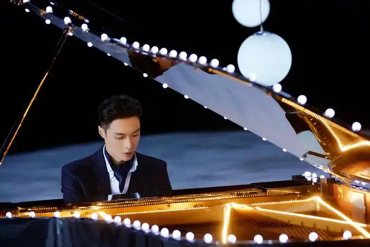 张艺兴作为与尚美合作多年的老朋友,2021年将续写美丽的缘分,同时也