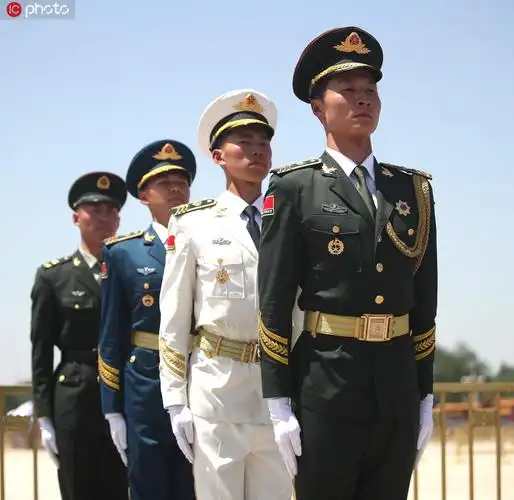 北京持续高温解放军武警战士在天安门广场站岗执勤巡逻