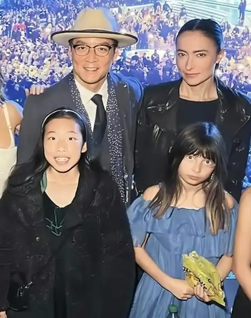 吴彦祖一家三口看表演,10岁女儿颜值引热议!