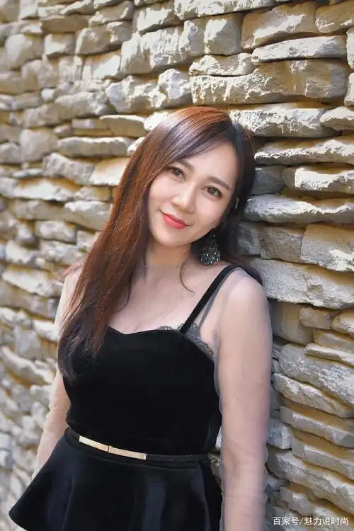 30多岁的女人,穿薄纱的衣服性感十足